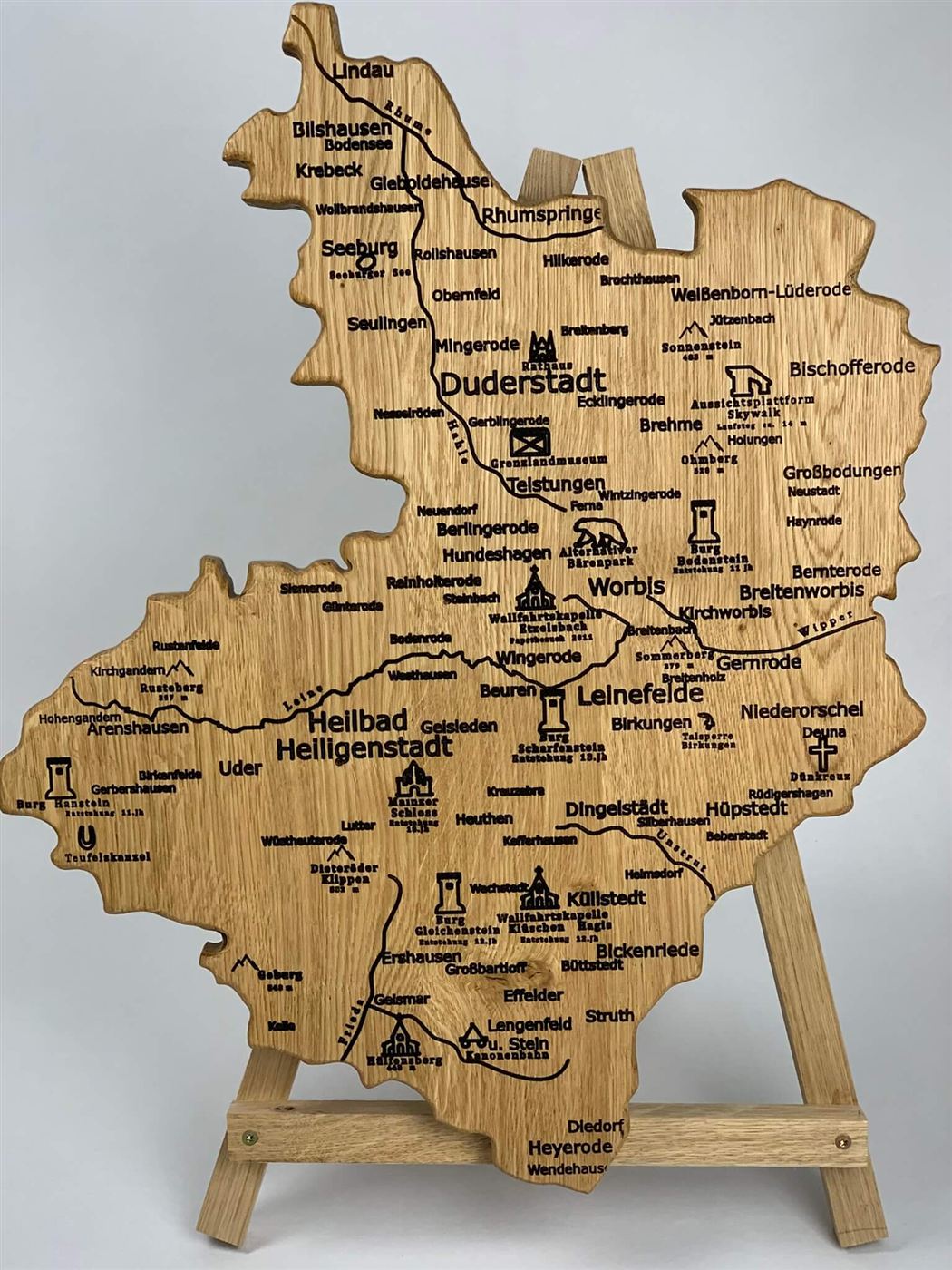 CNC-gefräste Eichsfeld-Karte aus Eiche auf einer Staffelei